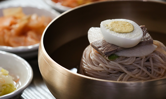 평양냉면은 북한의 대표음식 중 하나로 4월 27일 1차 남북정상회담 환영만찬에 평양 옥류관 냉면이 등장하기도 했다. 김순주 기자